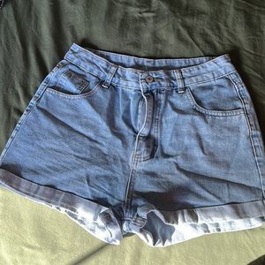 High-wasted 90s baggy jean shorts